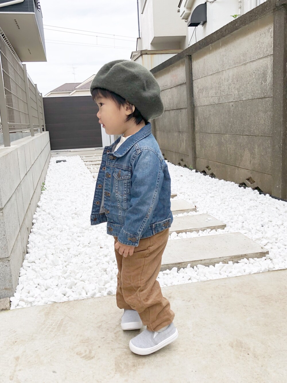 ホワイト系のTシャツ/カットソー、ブルー系のデニムジャケット、ブラウン系のパンツを着用したキッズの秋コーディネートの1枚目の写真