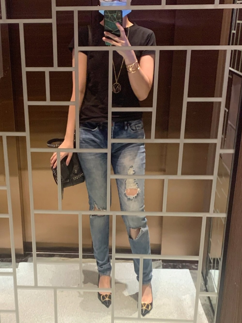 「通勤穿搭、casual、black、ripped jeans、夏休み、Taiwan、TAIPEI、denim、クラッシュデニム、ジーンズ」｜「TOD’SのTod's - Wave ハンドバッグ - women - レザー - ワンサイズ（トートバッグ、ブラック系）」を使った、Jillさん（レディース・162cm）の秋コーディネートの1枚目の写真