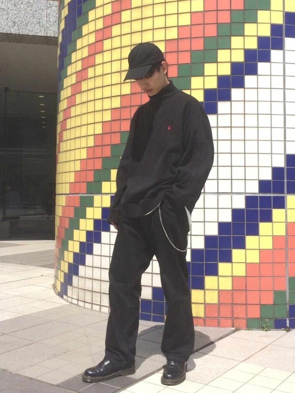 ブラック系のスウェット、ブラック系のドレスシューズ、ブラック系のデニムパンツを着用したメンズの春コーディネートの1枚目の写真