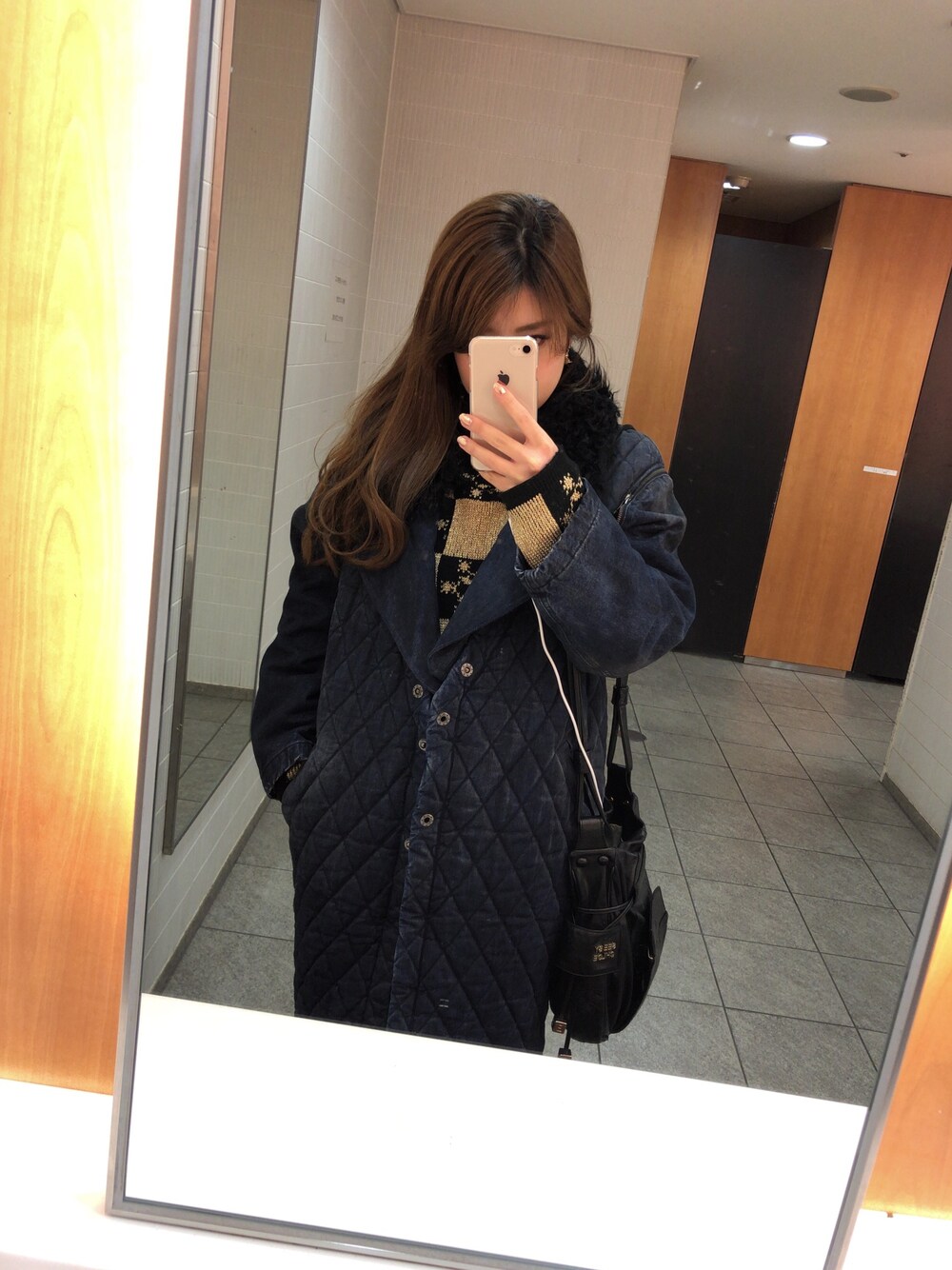 「デニムコート、ラメニット、冬コーデ、Chloe、See By Chloé、FIG&VIPER」｜「Chloeのアイテム（デニムジャケット、ブルー系）」を使った、NANA.Kさん（レディース・155cm）の秋コーディネートの1枚目の写真