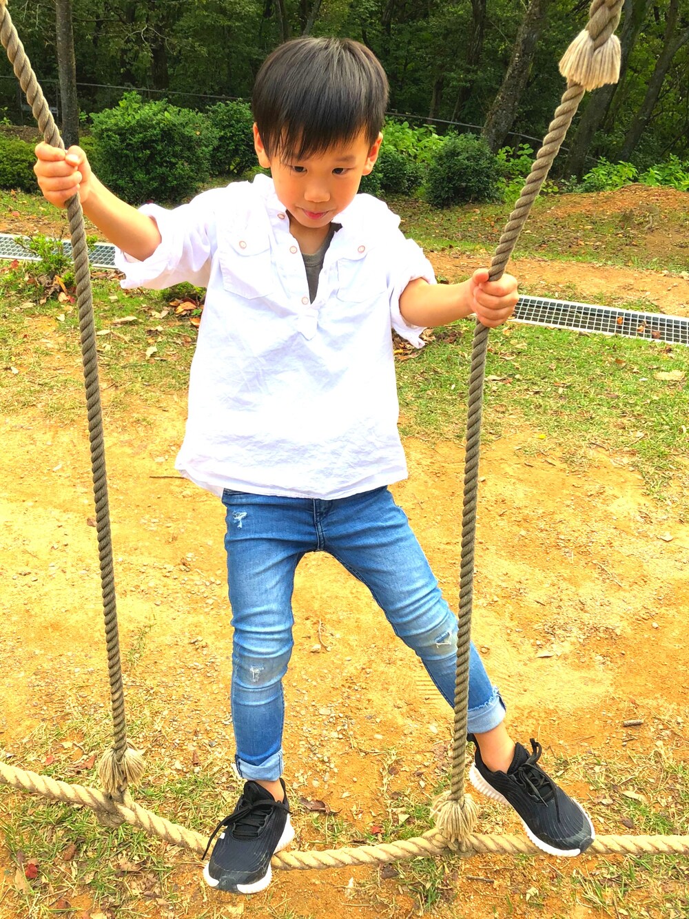 「キッズファッション、シンプルコーデ、男の子、おしゃれさんと繋がりたい」｜「ᕼ&Mのアイテム（シャツ/ブラウス、ホワイト系）」を使った、yuwaさん（キッズ・110cm）の秋コーディネートの1枚目の写真