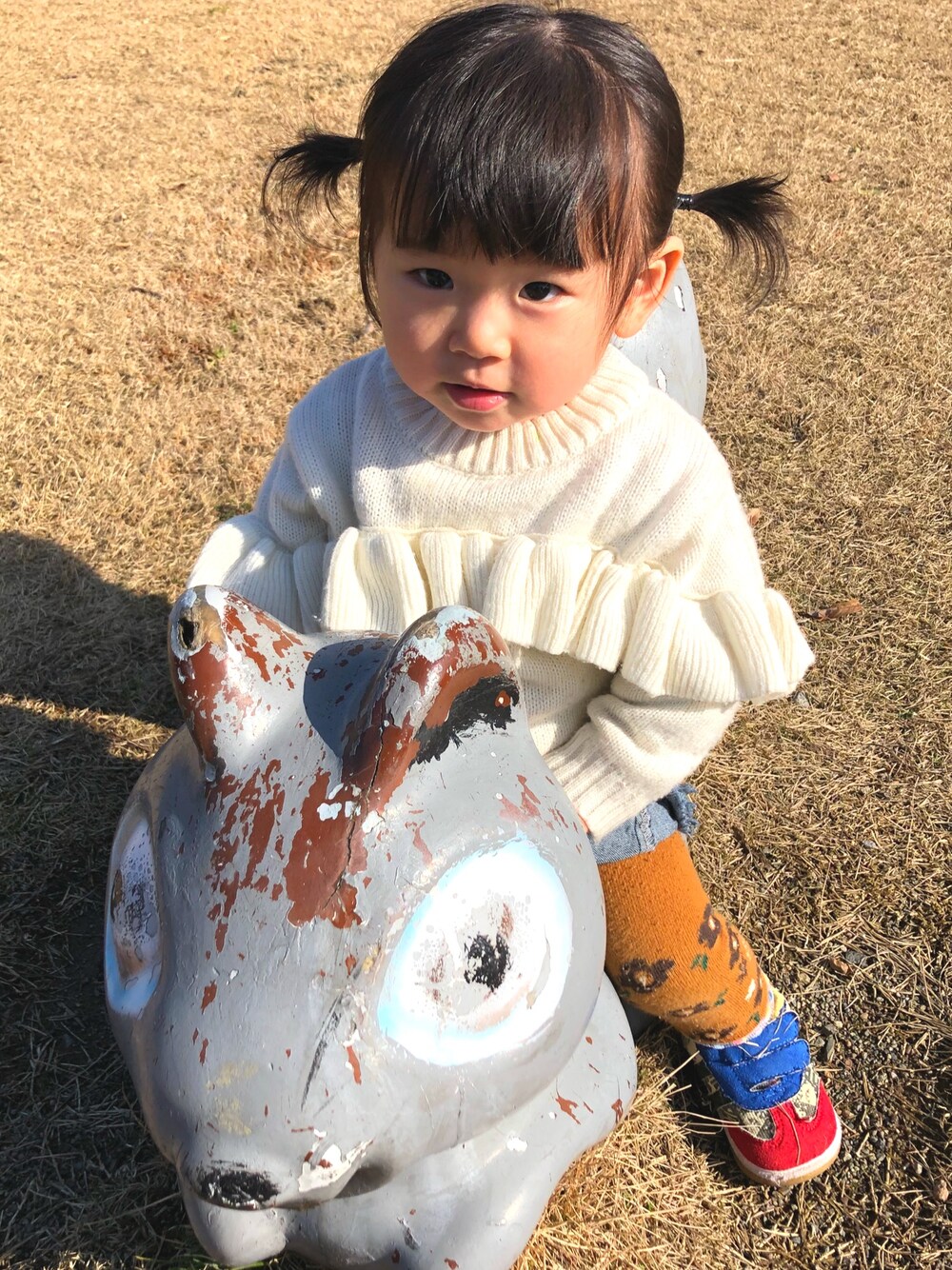 「キッズファッション、女の子コーデ、女の子、公園、1歳2ヶ月」｜「Birthdayのアイテム（ニット/セーター、ホワイト系）」を使った、yuwaさん（キッズ・110cm）の冬コーディネートの1枚目の写真