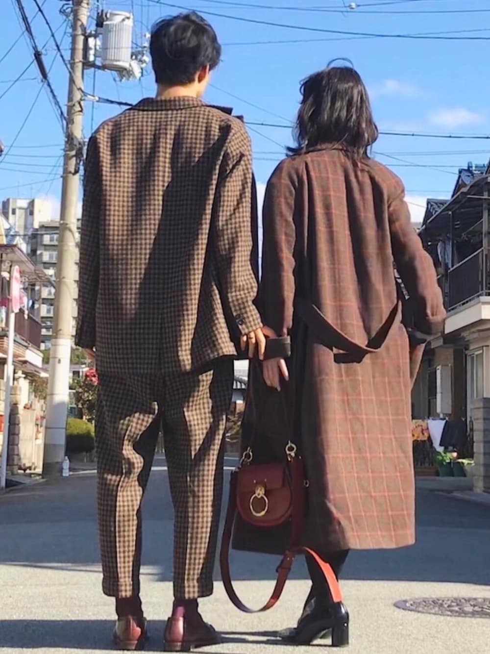 ブラウン系のスラックス、ブラウン系のその他アウター、ブラウン系のジャケット/アウターを着用したメンズの冬コーディネートの1枚目の写真