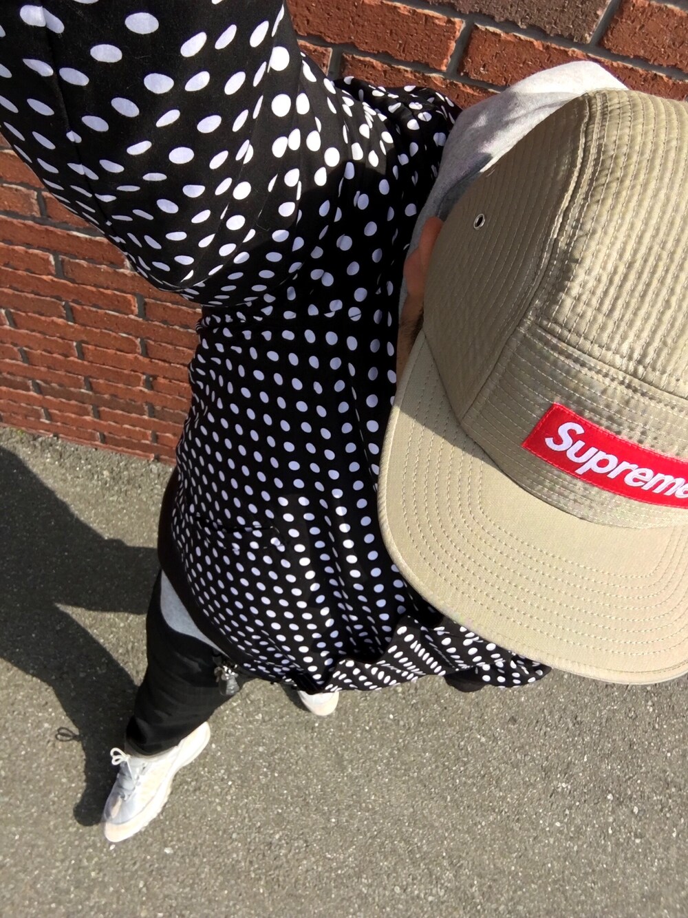「ベージュキャップ、グレーパーカー、スネーク柄、エアマックス98、アップルウォッチ」｜「Supreme のCONTOUR STITCH CAMP CAP Tan（キャップ、ベージュ系）」を使った、NurseManさん（メンズ・175cm）の春コーディネートの1枚目の写真