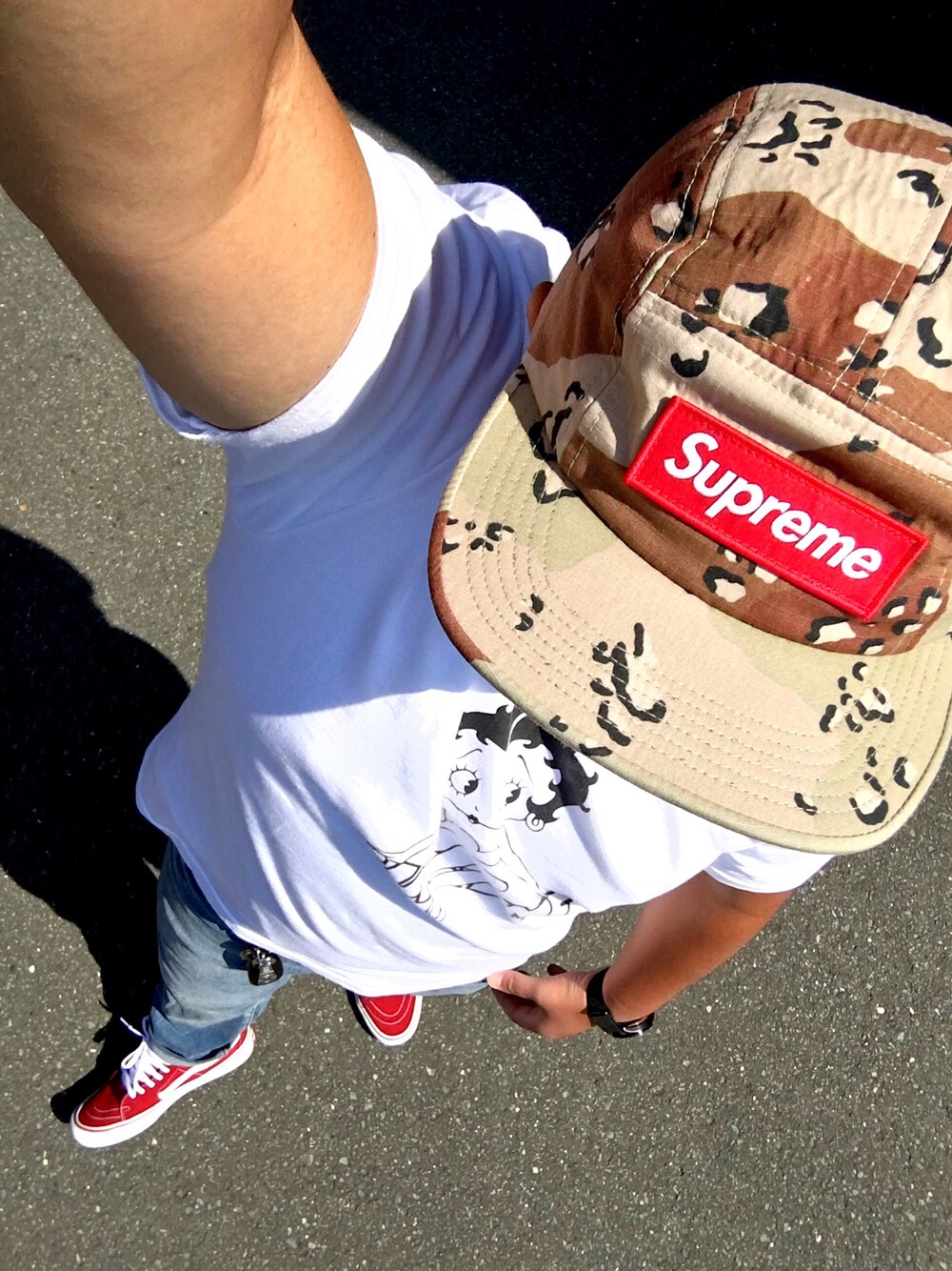 「BETTY BOOP、カモフラキャップ、インディゴデニム、赤スニーカー」｜「Supreme のBox Logo Desert Camo Camp Cap  （キャップ、ベージュ系）」を使った、NurseManさん（メンズ・175cm）の夏コーディネートの1枚目の写真