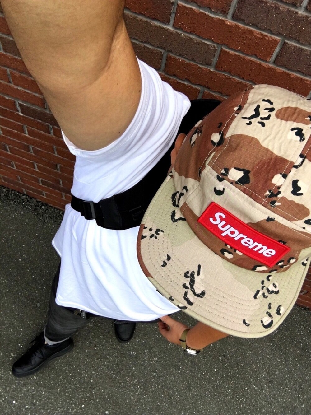 「カモフラキャップ、無地T、黒スニーカー」｜「Supreme のBox Logo Desert Camo Camp Cap  （キャップ、ベージュ系）」を使った、NurseManさん（メンズ・175cm）の夏コーディネートの1枚目の写真