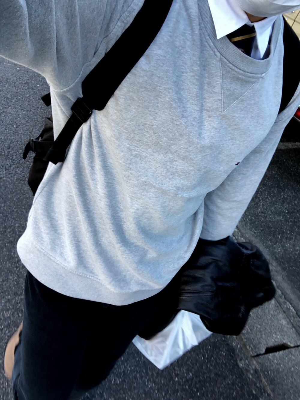 ホワイト系のシャツ/ブラウス、ブルー系のネクタイ、グレー系のスウェットを着用したメンズの秋コーディネートの1枚目の写真