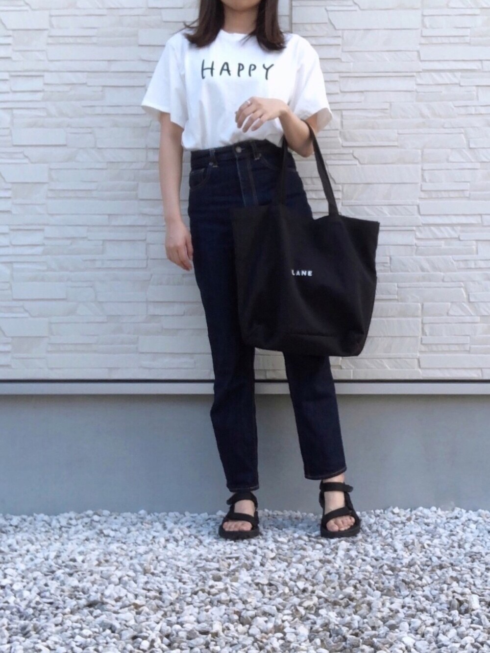 「大人カジュアル、GUコーデ、GU、白Tシャツ、ロゴT、デニムパンツ、ハイウエストストレートジーンズ、スポーツサンダル、トートバック、プチプラ」｜「merry jennyのつづ井さんのHAPPY Tシャツ（Tシャツ/カットソー、ホワイト系）」を使った、yaさん（レディース・159cm）の夏コーディネートの1枚目の写真