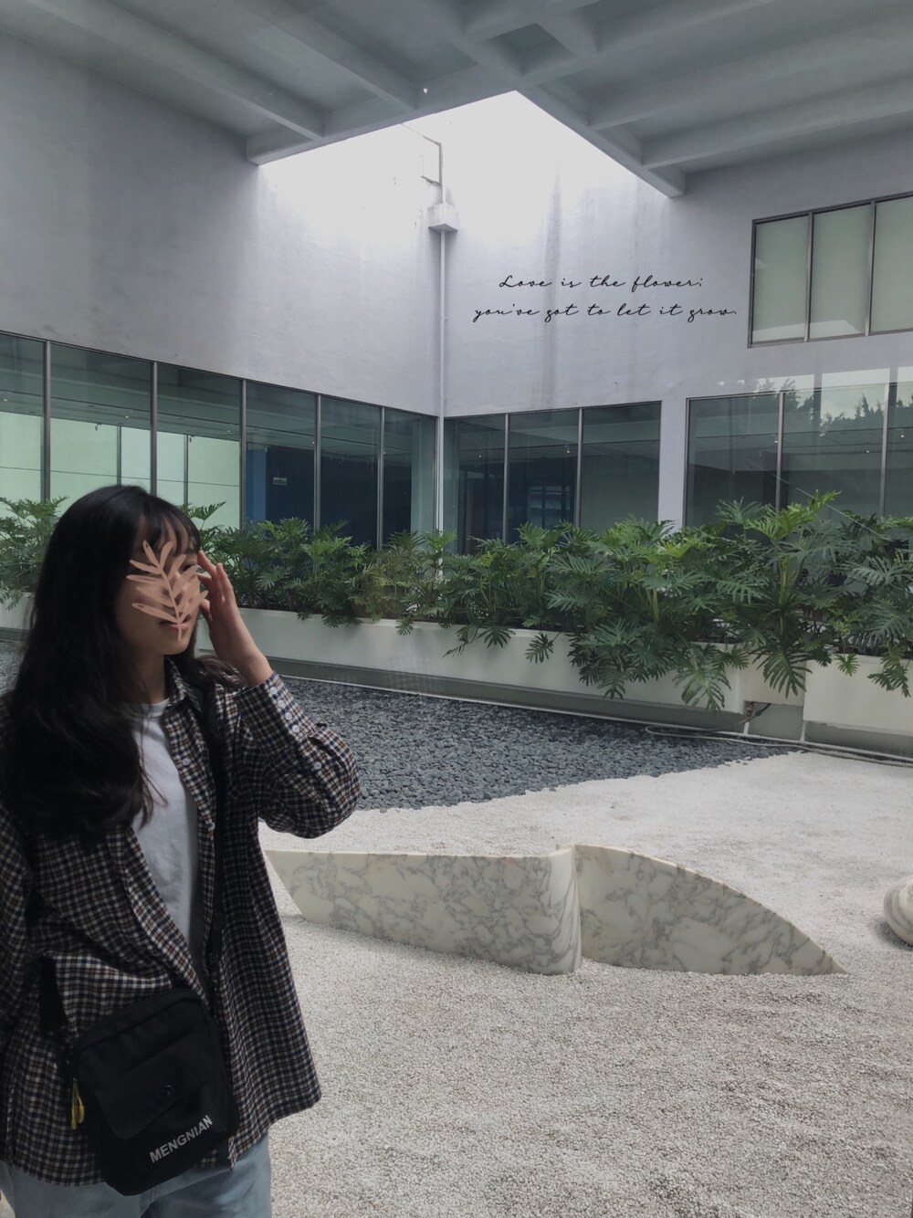 「ootd、休閒、展覽、美術館、mouggan、台北市立美術館」｜「mougganのアイテム（シャツ/ブラウス、ブラウン系）」を使った、Tinaさん（レディース・168cm）の秋コーディネートの1枚目の写真