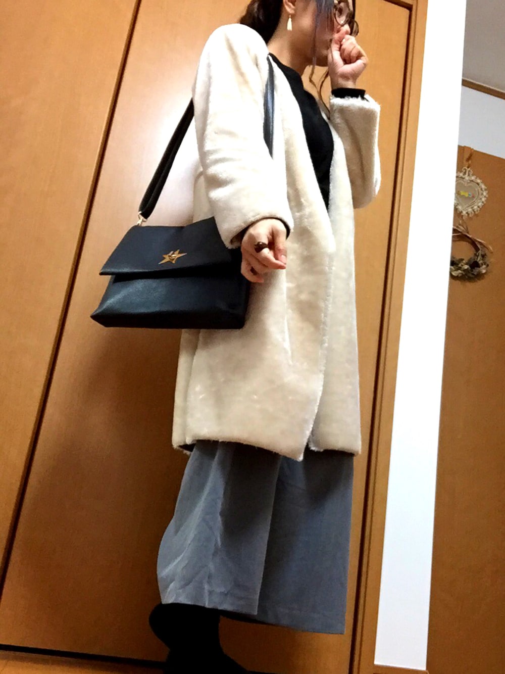「ムートンコート、黒ニット、グレーパンツ」｜「MERCURYDUOのアイテム（ムートンコート、ベージュ系）」を使った、リンゴさん（レディース・161cm）の冬コーディネートの1枚目の写真