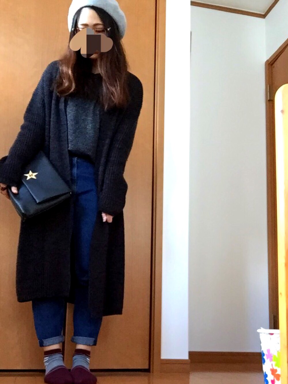 ブラック系のカーディガン/ボレロ、ブラック系のトップス、ブラック系のショルダーバッグを着用したレディースの冬コーディネートの1枚目の写真