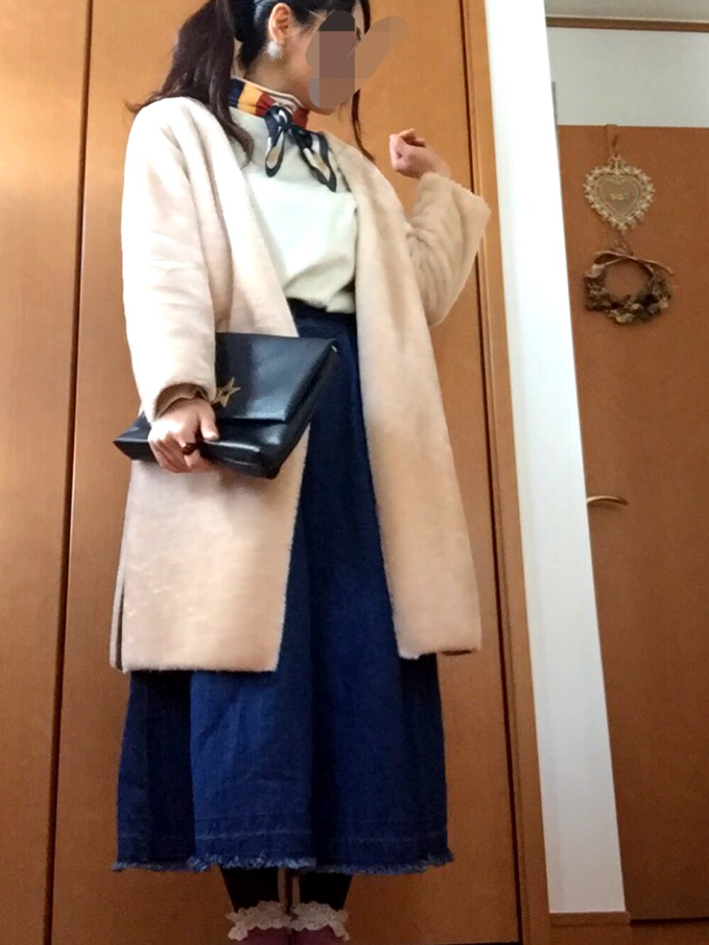 「シンプルコーデ、ファーコート、デニムパンツ、レース靴下」｜「MERCURYDUOのアイテム（ムートンコート、ベージュ系）」を使った、リンゴさん（レディース・161cm）の冬コーディネートの1枚目の写真