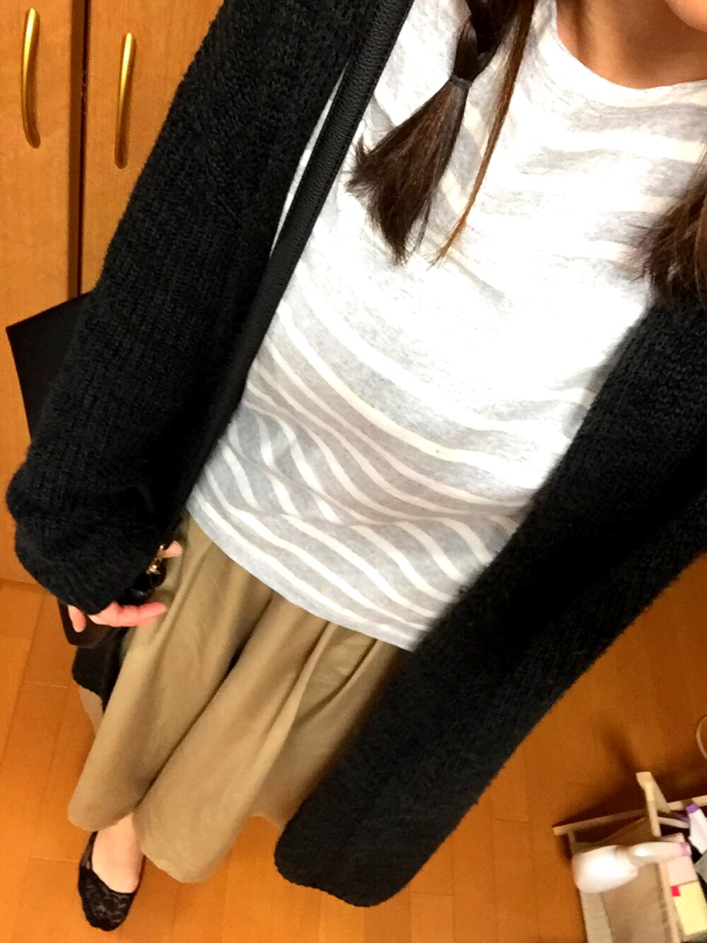 ブラック系のカーディガン/ボレロ、グレー系のTシャツ/カットソー、ベージュ系のその他パンツを着用したレディースの春コーディネートの1枚目の写真