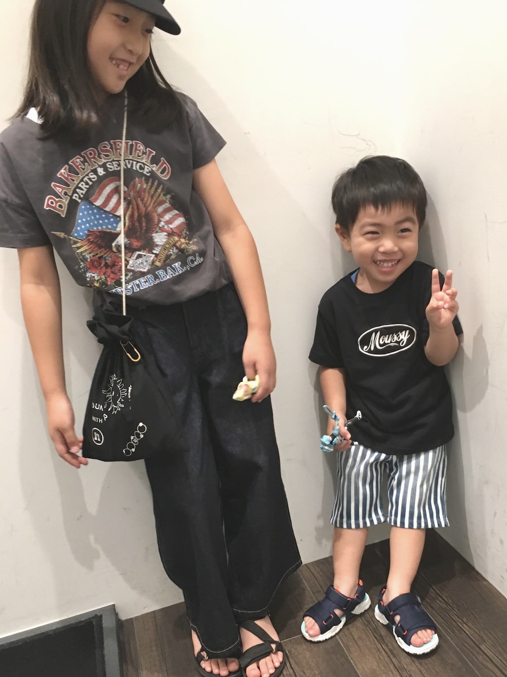 「キッズファッション、kids、休日スタイル」｜「MOUSSYのアイテム（Tシャツ/カットソー、グレー系）」を使った、RICOさん（キッズ・120cm）の夏コーディネートの1枚目の写真