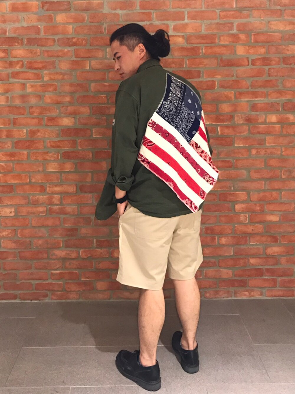 グリーン系のシャツ/ブラウスを着用したメンズの夏コーディネートの1枚目の写真