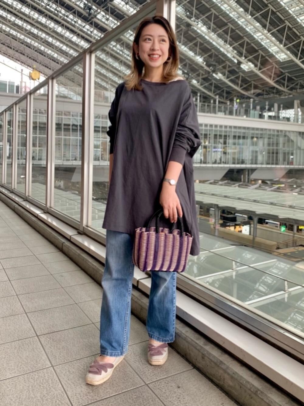 「ビッグシルエット、大人カジュアル、春夏コーデ、エスパドリーユ、ゆるコーデ、Pants style、オデットエオディール、Flat shoes styling、odetteeodile、でにむ」｜「ODETTE E ODILEのDiminutivo TubeTOTE mini（エコバッグ/サブバッグ、その他）」を使った、山田　オデット エ オディール スタッフさん（レディース・155cm）の春コーディネートの1枚目の写真