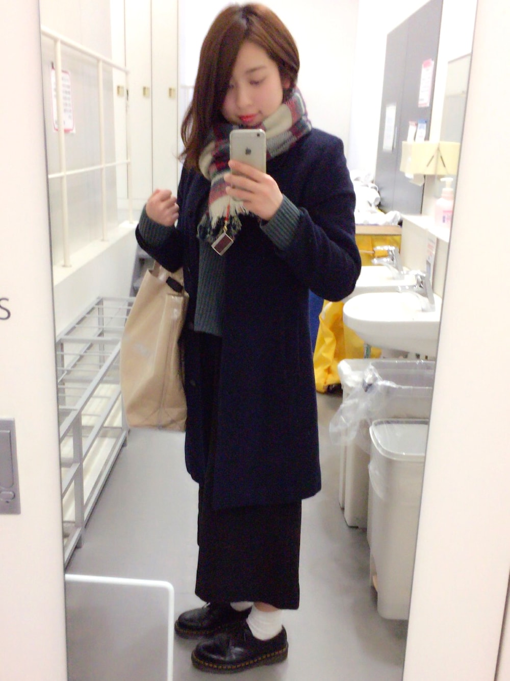 「ユニクロ、UNIQLOU、ドクターマーチン、ワイドパンツ、black、シンプル、ブチプラ」｜「Dr. Martensの【Dr.Martens/ドクターマーチン】3-EYE シューズ#（その他シューズ、ブラック系）」を使った、なかさん（レディース・160cm）の冬コーディネートの1枚目の写真