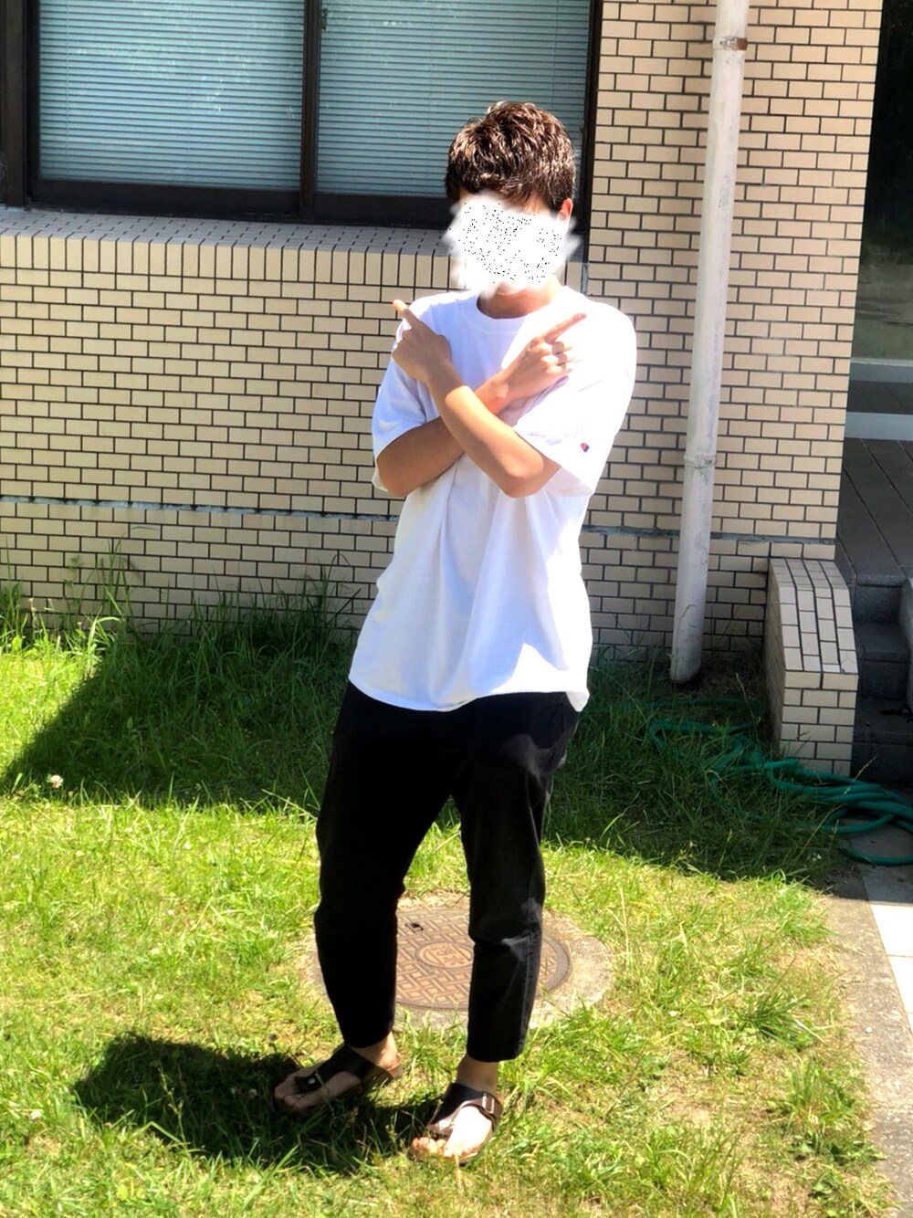 「Championのアイテム（Tシャツ/カットソー、ホワイト系）」を使った、きだはまさん（メンズ・180cm）の夏コーディネートの1枚目の写真