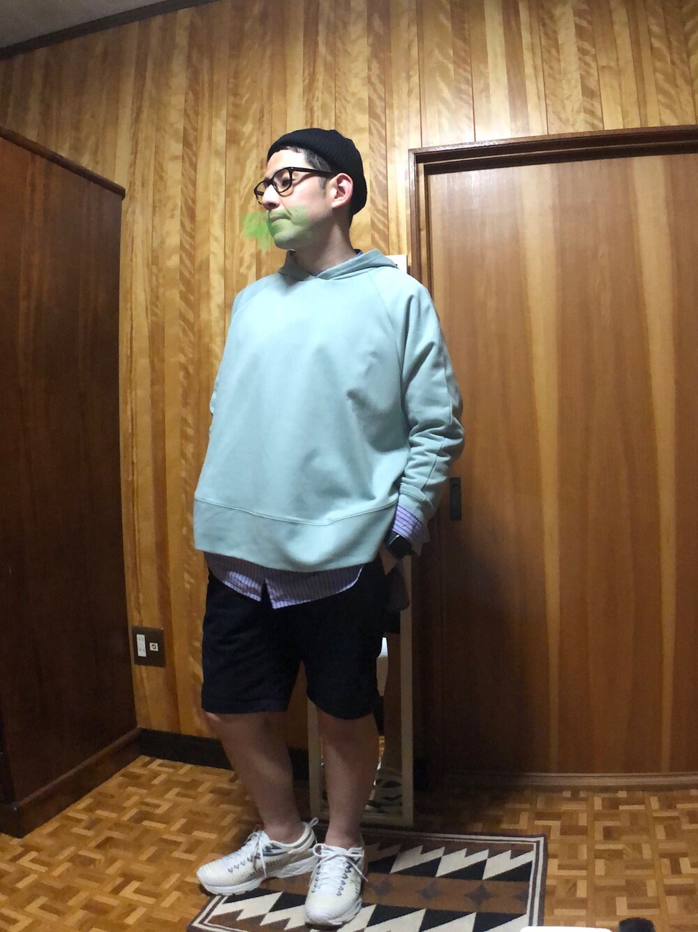 グリーン系のパーカー、ブルー系のシャツ/ブラウス、ブラック系のその他パンツを着用したメンズの春コーディネートの1枚目の写真