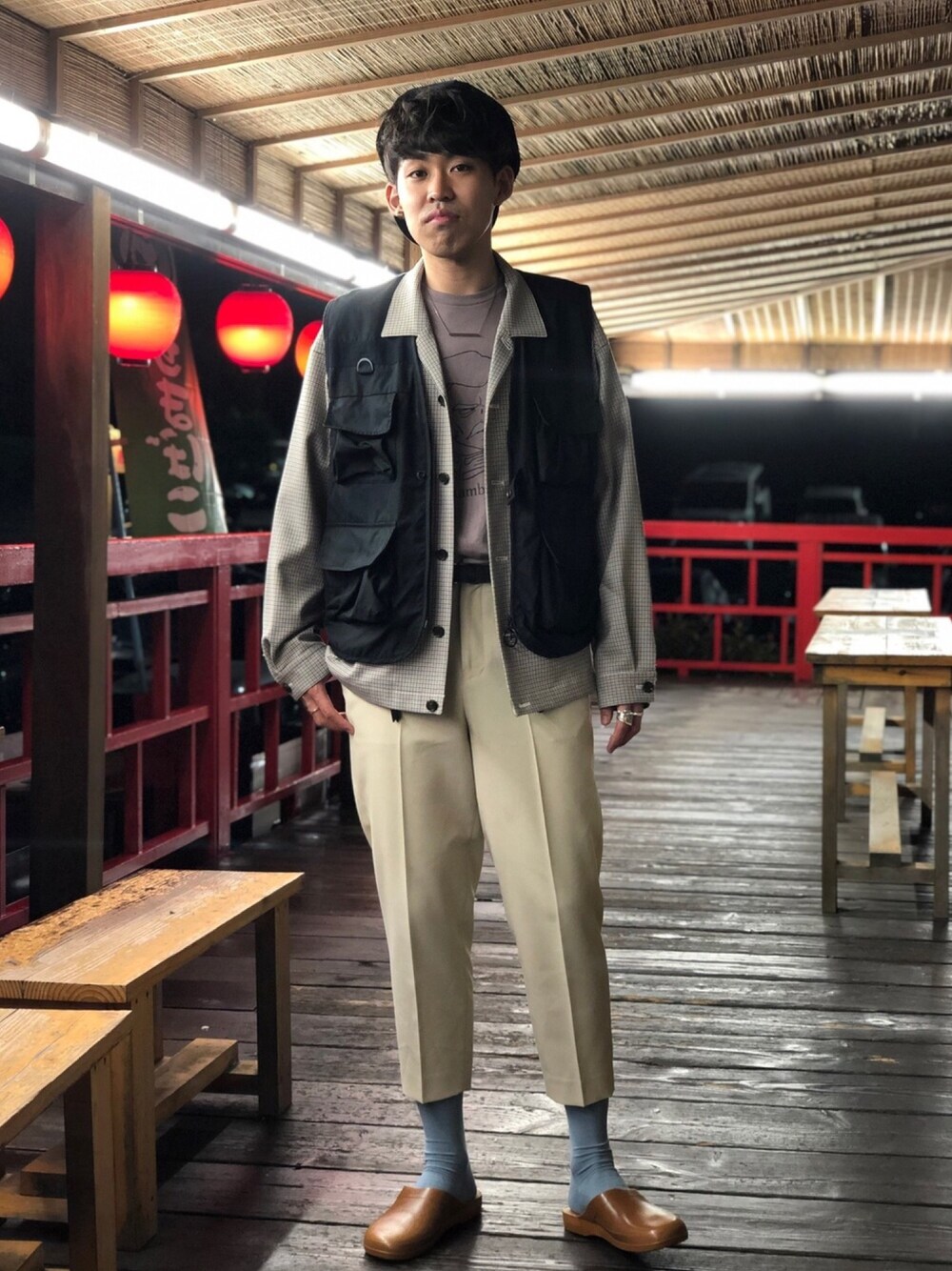 ブラウン系のTシャツ/カットソー、ブラウン系のシャツ/ブラウス、ブラック系のベストを着用したメンズの夏コーディネートの1枚目の写真