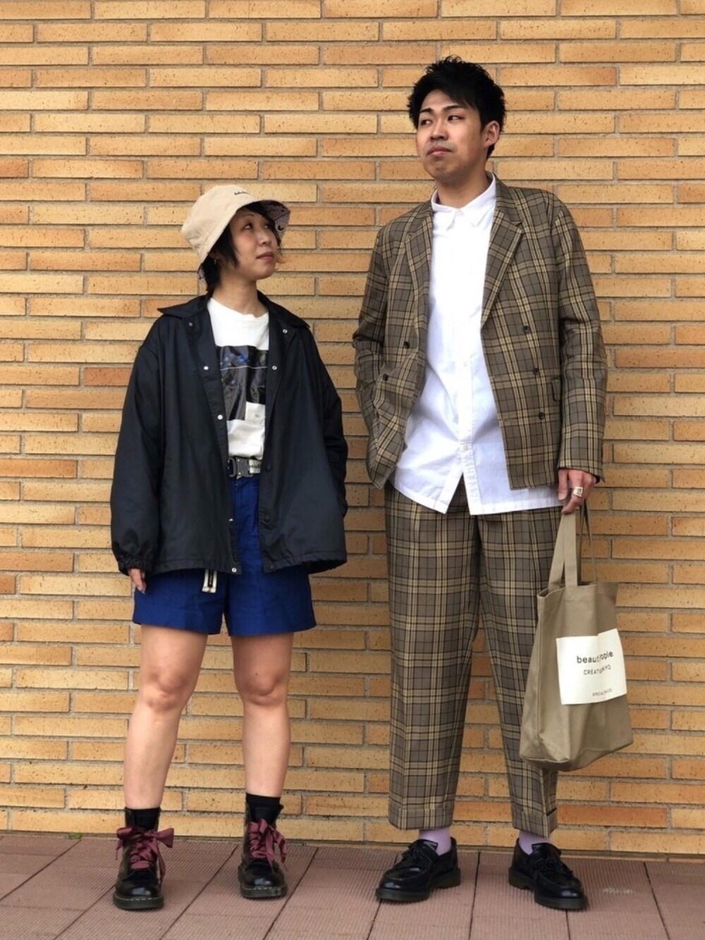 ホワイト系のシャツ/ブラウス、ベージュ系のテーラードジャケット、ベージュ系のスラックスを着用したメンズの春コーディネートの1枚目の写真