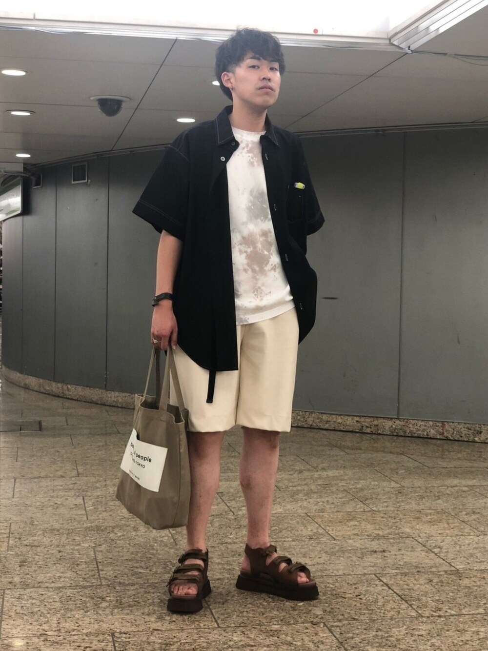 ブラック系のシャツ/ブラウス、ベージュ系のその他パンツ、ベージュ系のサンダルを着用したメンズの夏コーディネートの1枚目の写真