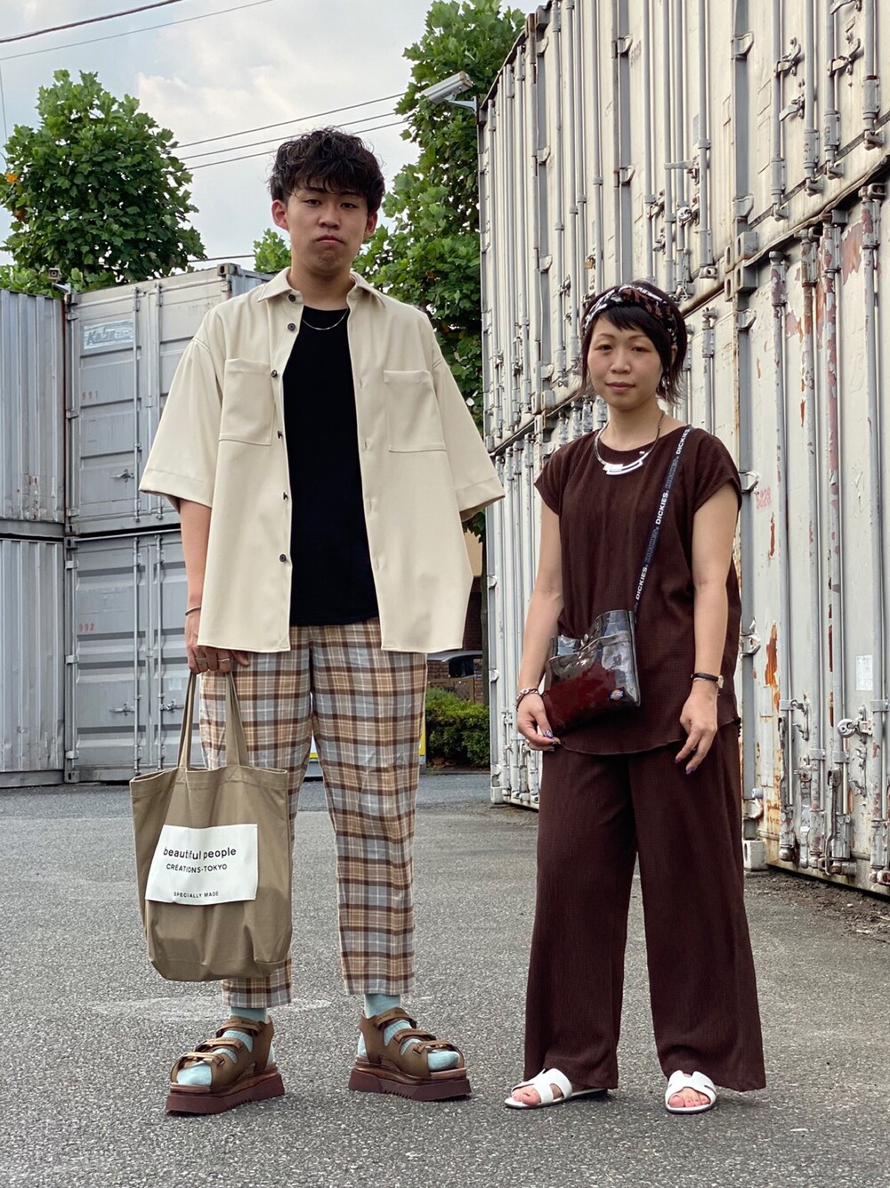 ベージュ系のシャツ/ブラウス、ベージュ系のサンダル、ベージュ系のその他パンツを着用したメンズの夏コーディネートの1枚目の写真