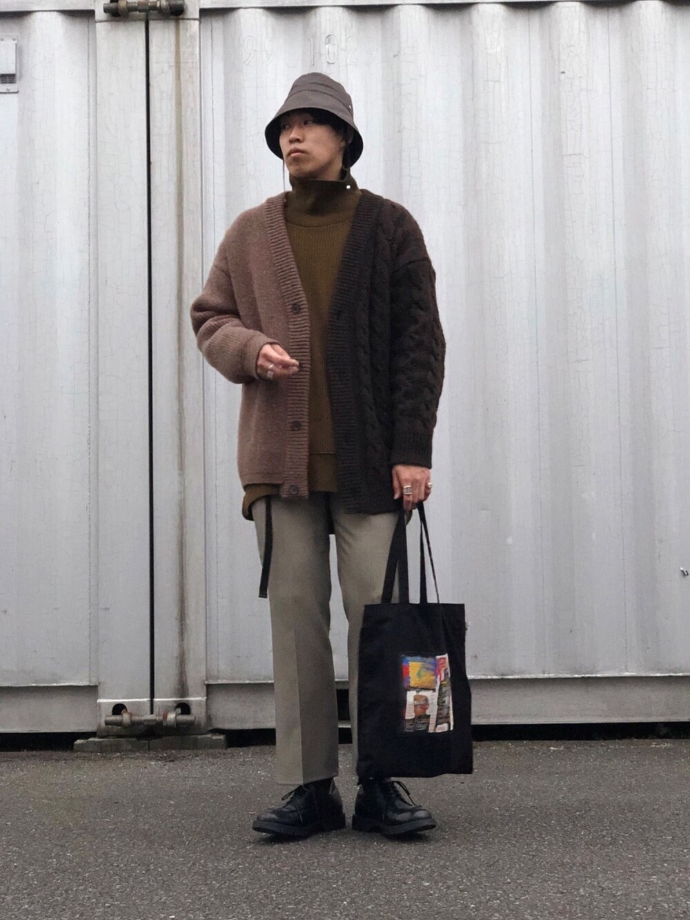 ベージュ系のカーディガン/ボレロ、グリーン系のニット/セーター、ベージュ系のその他パンツを着用したメンズの秋コーディネートの1枚目の写真