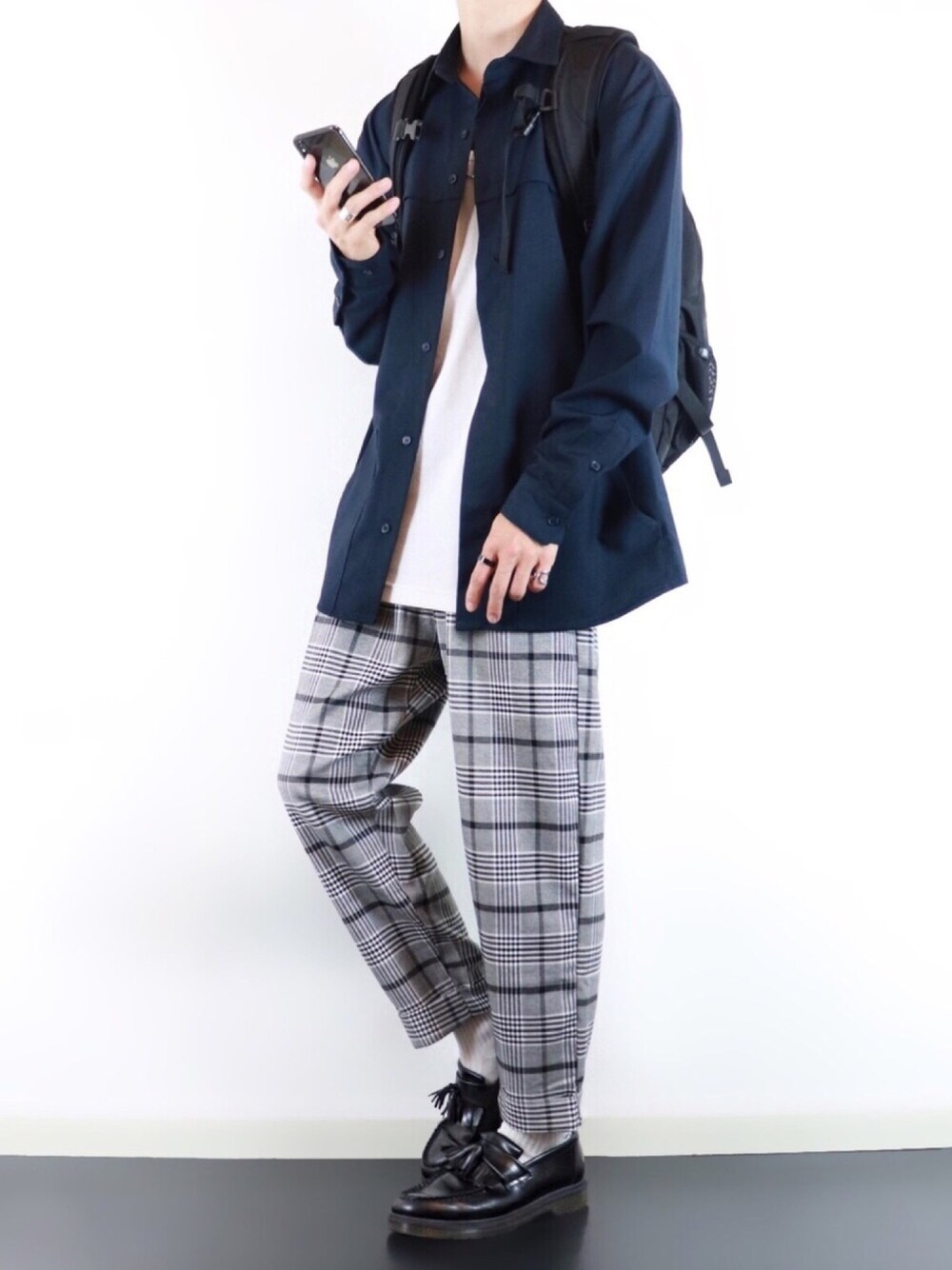 「チェックパンツ、アンクルパンツ、テーパードパンツ、シャツスタイル、秋のコーデ、秋コーデ、秋、シンプルスタイル、きれいめカジュアル、ローファー」｜「CASPER JOHNのCasper John　ギミックシャツ（シャツ/ブラウス、ブルー系）」を使った、ぴたんさん（メンズ・173cm）の秋コーディネートの1枚目の写真