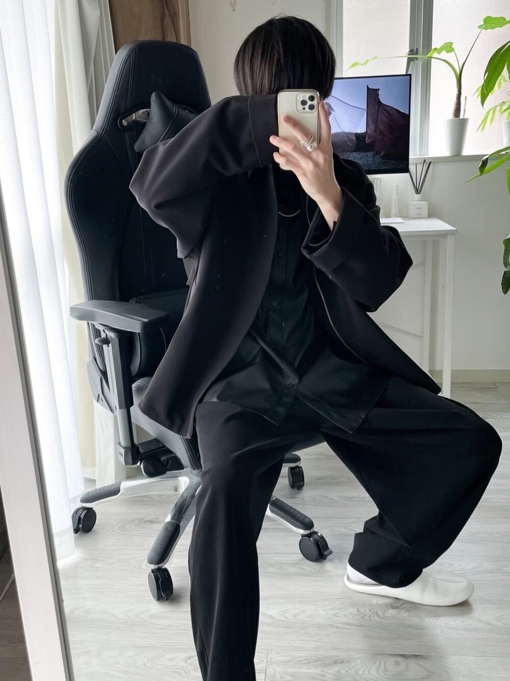 「ブルゾン、ワイドパンツ、春コーデ、レザーシャツ、KUUUPY、オールブラック、ブラック、ブラックコーデ、春、パールネックレス」｜「KUUUPYのBack Front Fly Synthetic Leather Shirt - 背面比翼シンセティックレザーシャツ（シャツ/ブラウス、ブラック系）」を使った、ぴたんさん（メンズ・173cm）の冬コーディネートの1枚目の写真