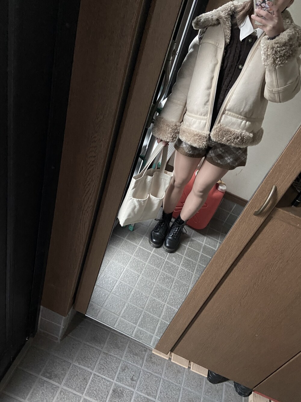 「いいね、save、フォローお願いします🤑、おしゃれさんと繋がりたい、クリスマス、ニットコーデ、プチプラコーデ、休日スタイル、ワントーンコーデ、ブーツ、ootd、ブラウンコーデ」｜「H&Mのアイテム（ジャケット/アウター、ベージュ系）」を使った、えぬさん（レディース・158cm）の冬コーディネートの1枚目の写真