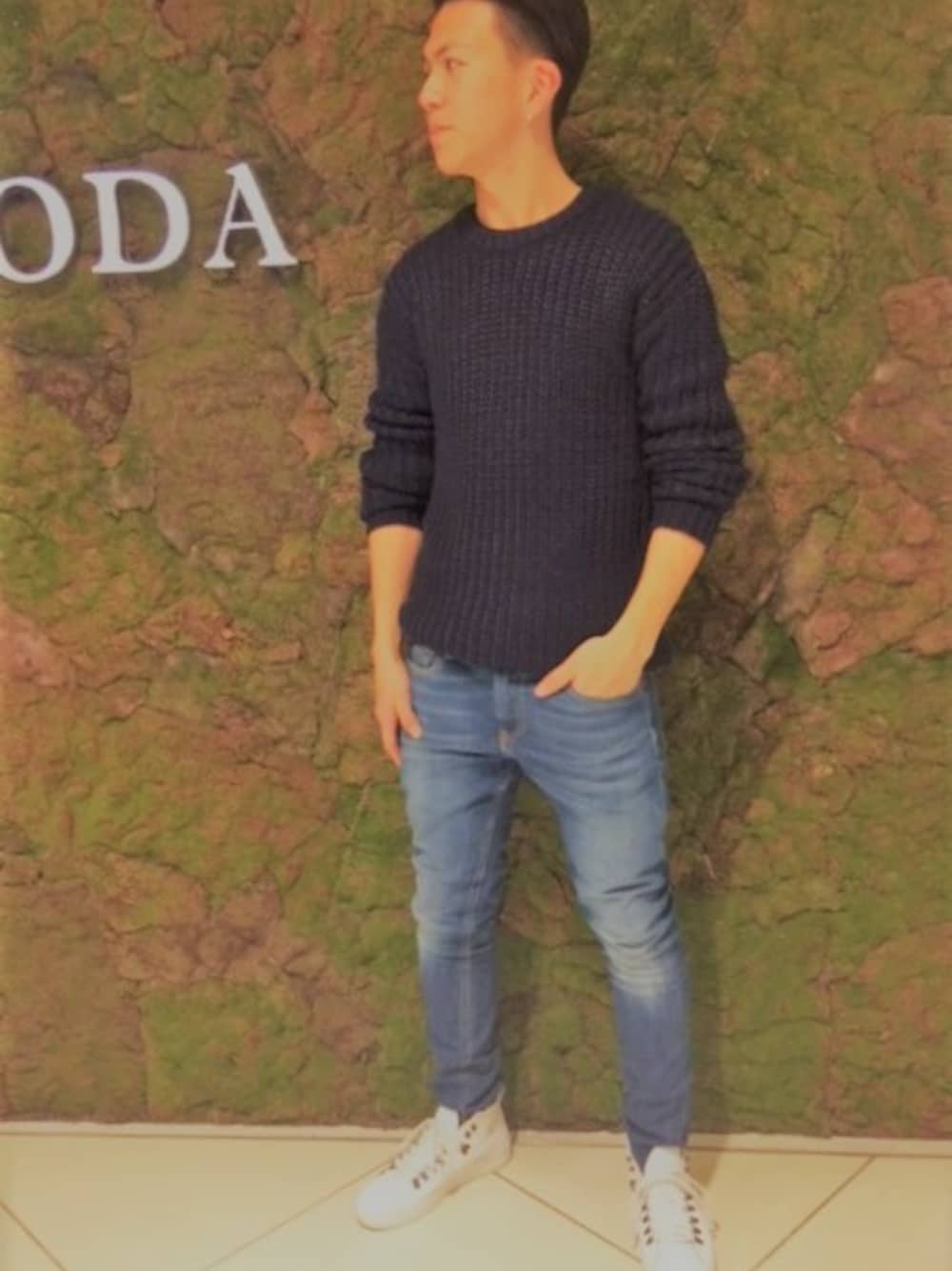 「スニーカー、ニット、カジュアル、シンプル、サーフ、スキニーデニム、春コーデ、outfit、scotch&soda、スコッチ＆ソーダ」｜「SCOTCH&SODAの5ポケットスキニージーンズ / Skim - Break Out（デニムパンツ、ブルー系）」を使った、山本さんさん（メンズ・182cm）の冬コーディネートの1枚目の写真