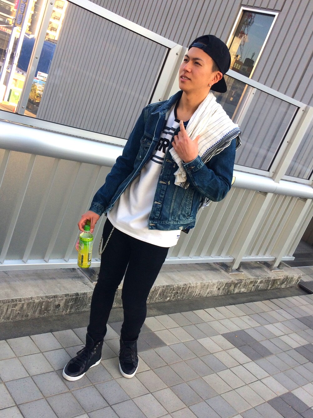 「スニーカー、カジュアル、シンプル、デニムジャケット、デート、ラフ、ライブ、春コーデ、ブラックスキニー、scotch&soda」｜「SCOTCH&SODAのアイテム（デニムパンツ、ブラック系）」を使った、山本さんさん（メンズ・182cm）の春コーディネートの1枚目の写真