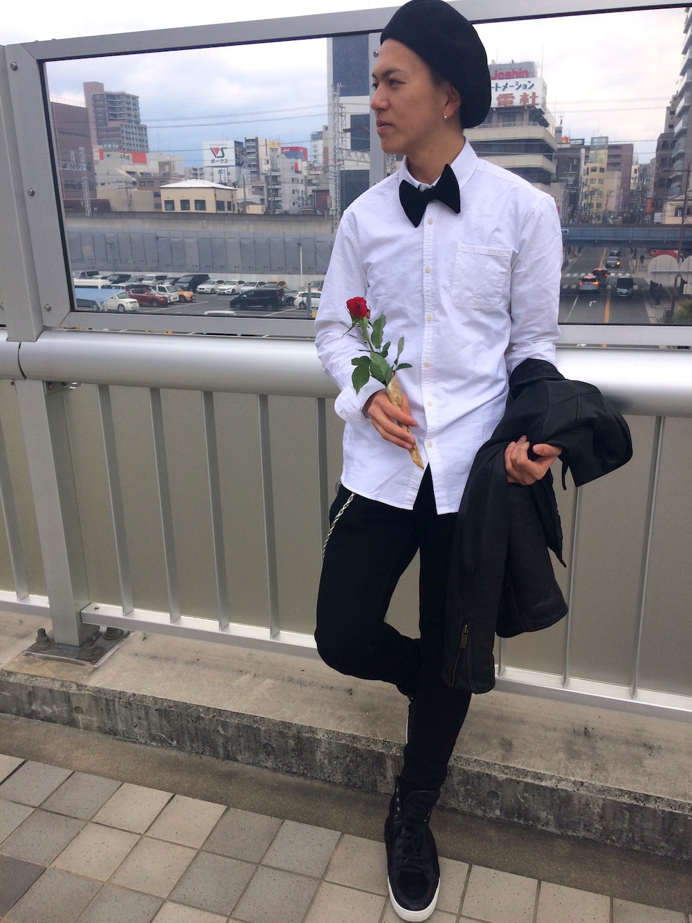 「ホワイトデー、スキニー、デート、scotch&soda、ベレー帽、蝶ネクタイ、バラ、黒パンツ、パーティースタイル、妄想コーデ」｜「SCOTCH&SODAのアイテム（デニムパンツ、ブラック系）」を使った、山本さんさん（メンズ・182cm）の春コーディネートの1枚目の写真