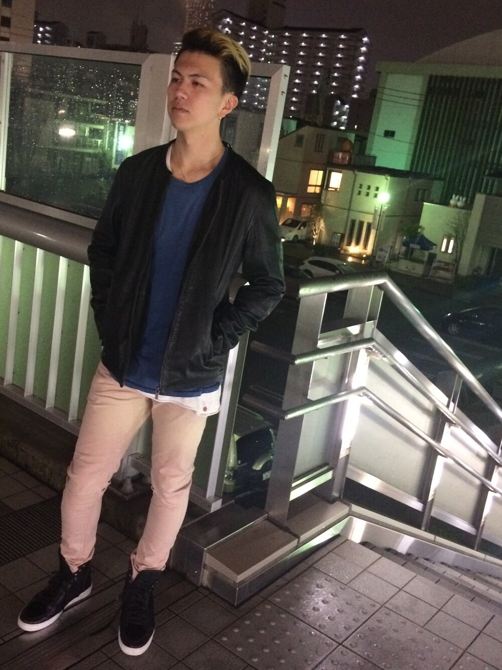 「シンプル、レザージャケット、ピンク、レイヤードスタイル、休日スタイル、スキニーデニム、春コーデ、お花見、scotch&soda、韓国ファッション」｜「SCOTCH&SODAのアイテム（ライダースジャケット、ブラック系）」を使った、山本さんさん（メンズ・182cm）の春コーディネートの1枚目の写真