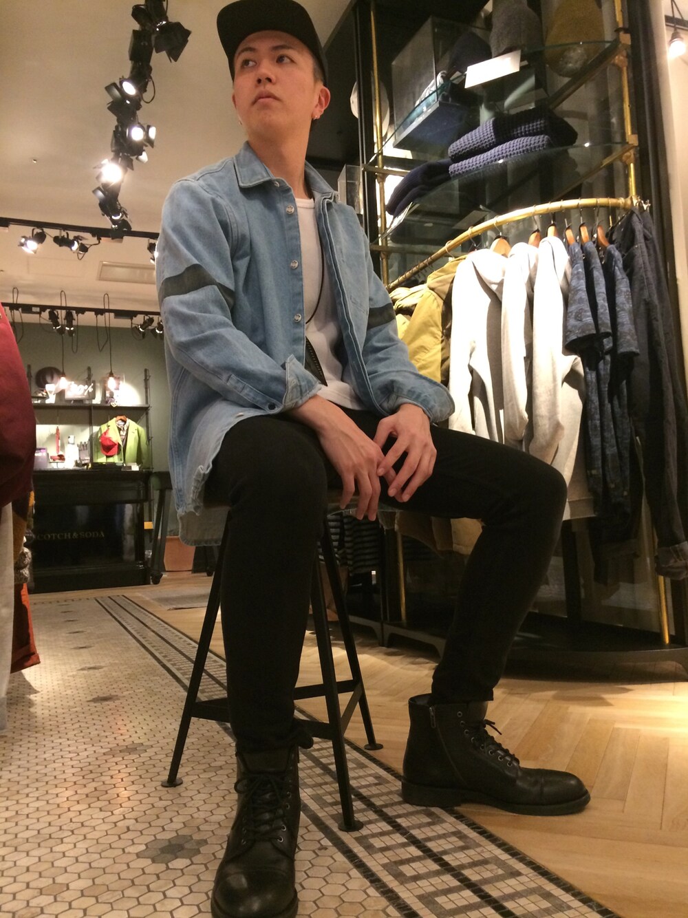 「カジュアル、scotch&soda、デニムジャケット、黒スキニー、シャツジャケット、シンプル、春コーデ、ブラック、デニムパンツ、スキニーデニム」｜「SCOTCH&SODAのアイテム（デニムパンツ、ブラック系）」を使った、山本さんさん（メンズ・182cm）の冬コーディネートの1枚目の写真