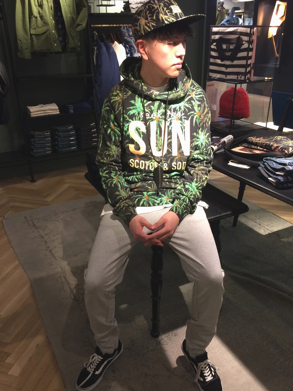 「スウェットパンツ、VANS、キャップ、パーカー、ストリート、春コーデ、ボタニカル柄、scotch&soda、フーディー、はるコーデ」｜「SCOTCH&SODAのアイテム（その他パンツ、グレー系）」を使った、山本さんさん（メンズ・182cm）の春コーディネートの1枚目の写真