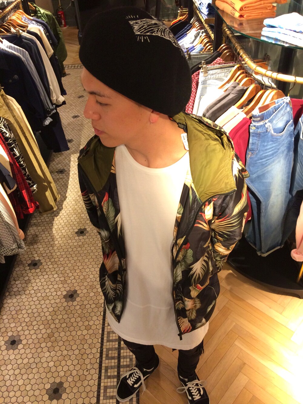 「マウンテンパーカー、スキニーデニム、春コーデ、ボタニカル柄、カジュアルコーデ、黒スキニー、scotch&soda、オトナカジュアル、はるコーデ」｜「SCOTCH&SODAのプリントフーデットブルゾン【142291】（ブルゾン、ブラック系）」を使った、山本さんさん（メンズ・182cm）の春コーディネートの1枚目の写真
