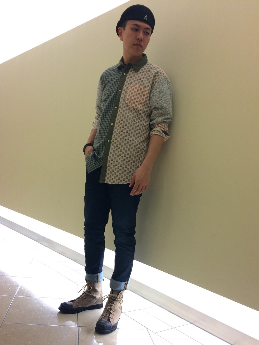「カジュアル、ベレー帽、パッチワーク、デニムパンツ、春コーデ、シャツスタイル、scotch&soda、カンゴール、オトナカジュアル、おしゃれさんと繋がりたい」｜「SCOTCH&SODAのアイテム（デニムパンツ、ブルー系）」を使った、山本さんさん（メンズ・182cm）の春コーディネートの1枚目の写真