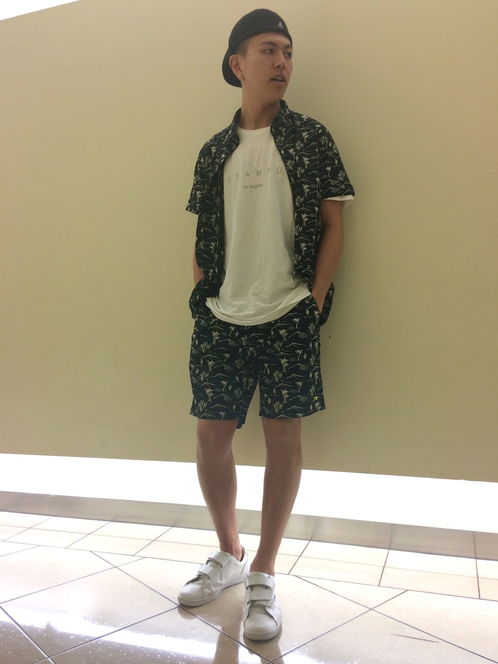 「夏コーデ、セットアップ、ハーフパンツ、ショートパンツ、モノトーン、scotch&soda、カジュアル、半袖シャツ、STAMPD、ストリート」｜「SCOTCH&SODAのアイテム（チノパンツ、ブラック系）」を使った、山本さんさん（メンズ・182cm）の夏コーディネートの1枚目の写真
