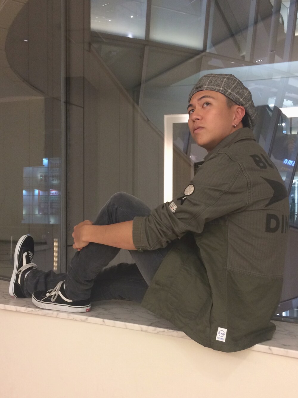 「チェック、デニム、VANS、キャスケット、ミリタリージャケット、バックプリント、オールドスクール、scotch&soda、オトナカジュアル、秋コーデ」｜「VANSのアイテム（スニーカー、ブラック系）」を使った、山本さんさん（メンズ・182cm）の秋コーディネートの1枚目の写真