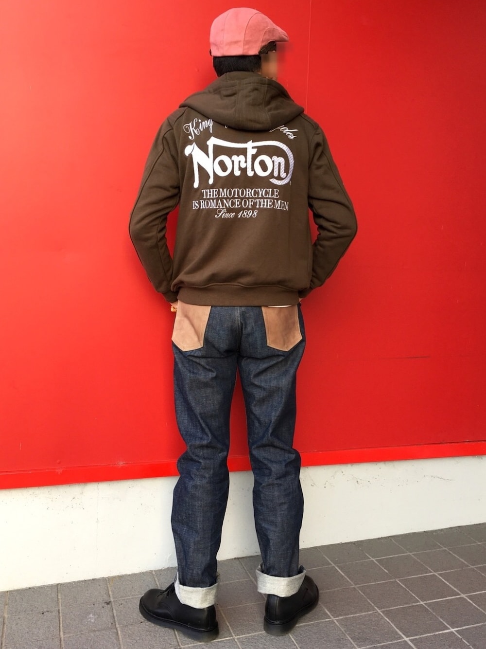 「お洒落さんとつながりたい、ハンチング、ライダースパーカー、デニムパンツ、ポストマンシューズ、Norton、SPELLBOUND、BACKNUMBER、レザーポケット」｜「TNCのピーチスキンハンチング（ハンチング/ベレー帽、ピンク系）」を使った、Yukioさん（メンズ・173cm）の春コーディネートの1枚目の写真
