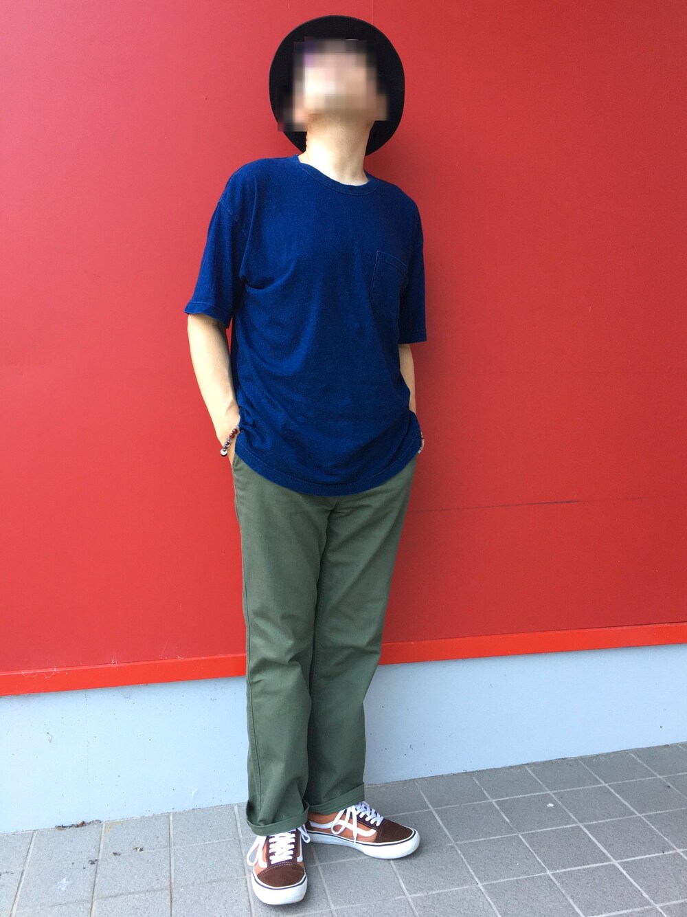 「バケットハット、インディゴTシャツ、デニムTシャツ、コットンパンツ、チノパン、VANS、Polo Ralph Lauren、GU、tk.TAKEO KIKUCHI、VANS OLDSKOOL」｜「POLO RALPH LAURENのバケットハット（ハット、ブラック系）」を使った、Yukioさん（メンズ・173cm）の夏コーディネートの1枚目の写真