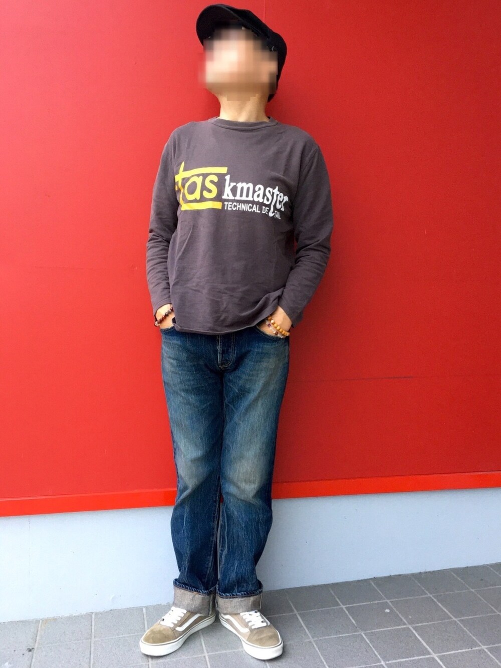 「ハンチング、ロンT、デニムパンツ、セルビッチデニム、EDWIN、EDWIN505x、VANS、VANS OLDSKOOL」｜「無印良品のアイテム（ハンチング/ベレー帽、ブラック系）」を使った、Yukioさん（メンズ・173cm）の秋コーディネートの1枚目の写真