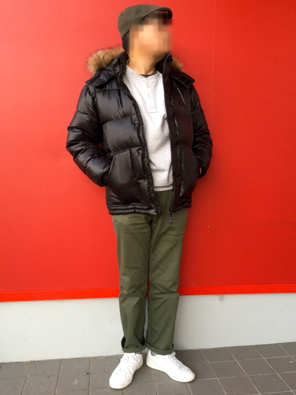 「冬コーデ、ハンチング、ヘンリーネックスウェット、チノパン、ダウンジャケット、白スニーカー、KANGOL、penfield、tk.TAKEO KIKUCHI、NIKE」｜「KANGOLのアイテム（ハンチング/ベレー帽、グリーン系）」を使った、Yukioさん（メンズ・173cm）の秋コーディネートの1枚目の写真