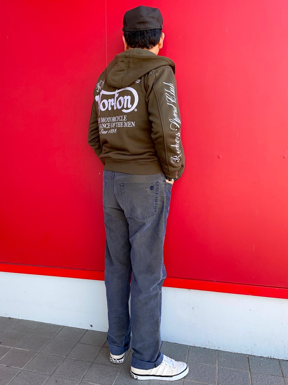 「パーカー、ハンチング、ライダースパーカー、コーデュロイパンツ、ハイカットスニーカー、Norton、Timberland、adidas originals」｜「無印良品のアイテム（ハンチング/ベレー帽、ブラック系）」を使った、Yukioさん（メンズ・173cm）の春コーディネートの1枚目の写真