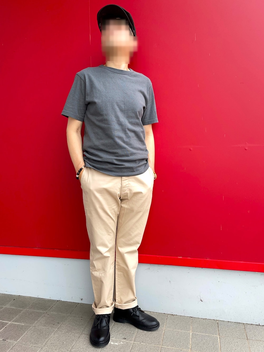 「シンプルコーデ、ハンチング、Tシャツ、チノパン、ポストマンシューズ、無印良品、UNIQLO U、UNIQLO+J、back number」｜「無印良品のアイテム（ハンチング/ベレー帽、ブラック系）」を使った、Yukioさん（メンズ・173cm）の夏コーディネートの1枚目の写真