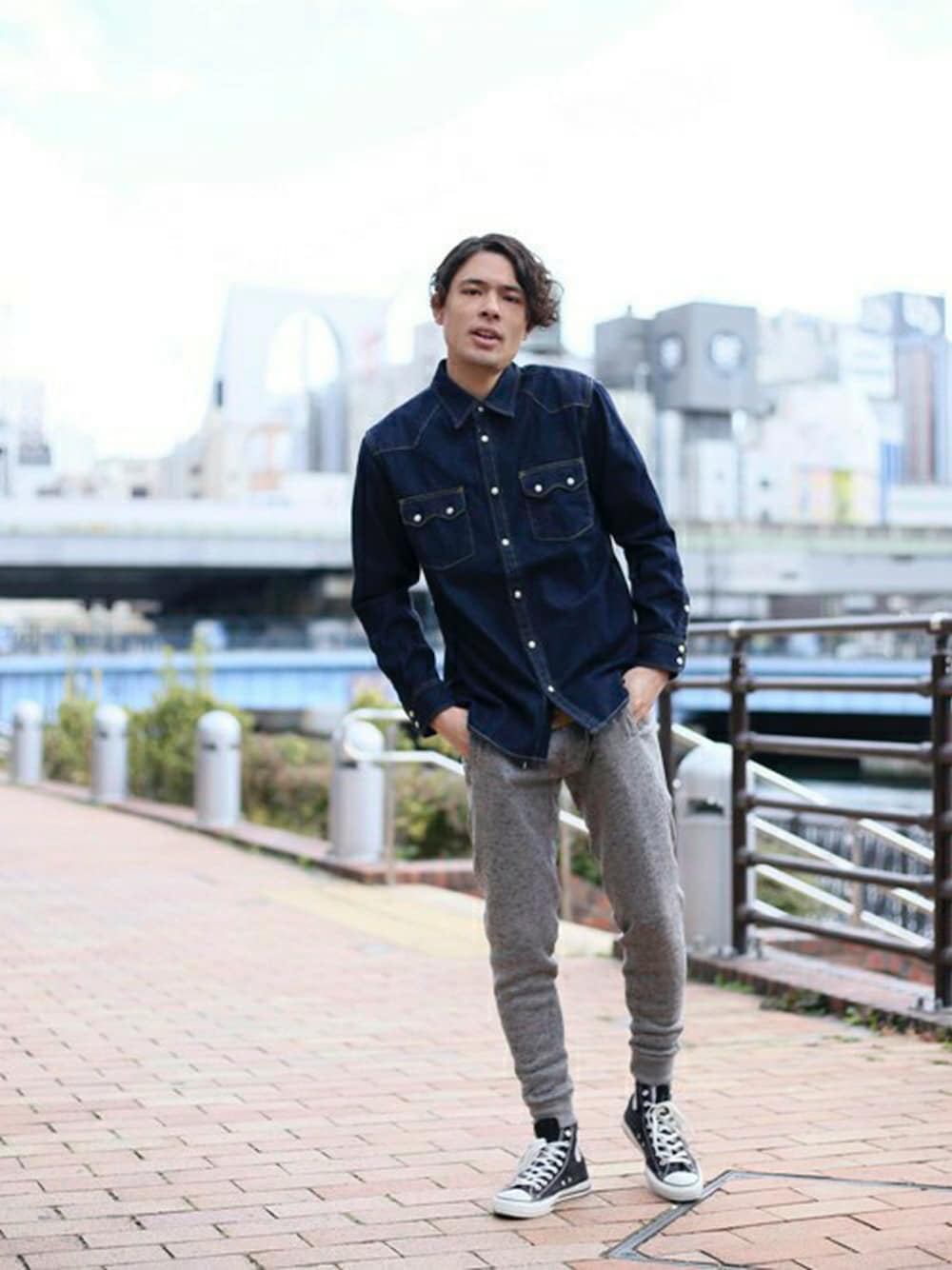 ブルー系のシャツ/ブラウス、グレー系のその他パンツを着用したメンズの冬コーディネートの1枚目の写真