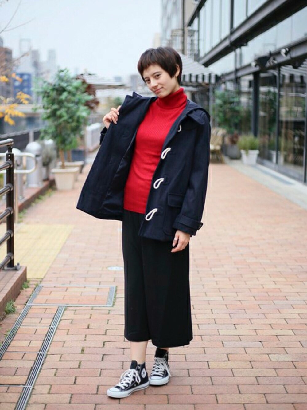 「ニット、スカート、シンプル、Denime、ダッフルコート、メルトン、赤、レイヤードスタイル、タートルネック、冬」｜「Denimeのメルトンダッフルコート（ダッフルコート、ブルー系）」を使った、DenimeWebStoreさん（レディース・168cm）の冬コーディネートの1枚目の写真
