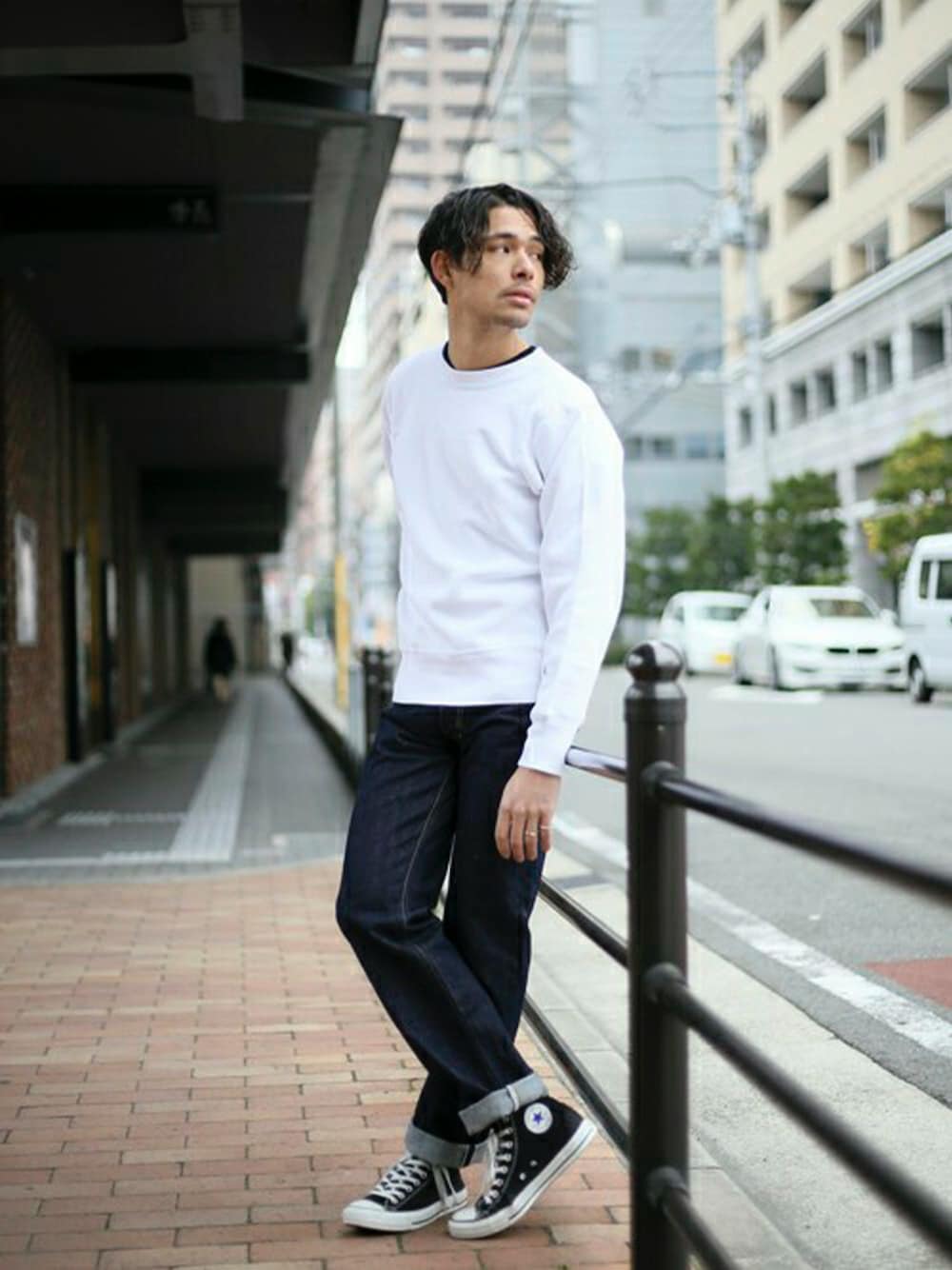 ホワイト系のスウェット、ブラック系のTシャツ/カットソー、ブルー系のデニムパンツを着用したメンズの冬コーディネートの1枚目の写真